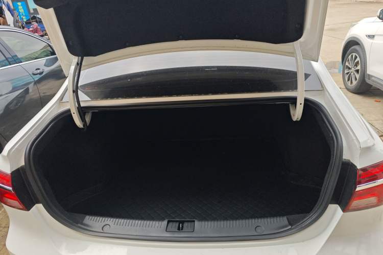 Used Roewe i6 2020 PLUS 1.6L CVT 4G Connected Glory Flagship Edition Trunk