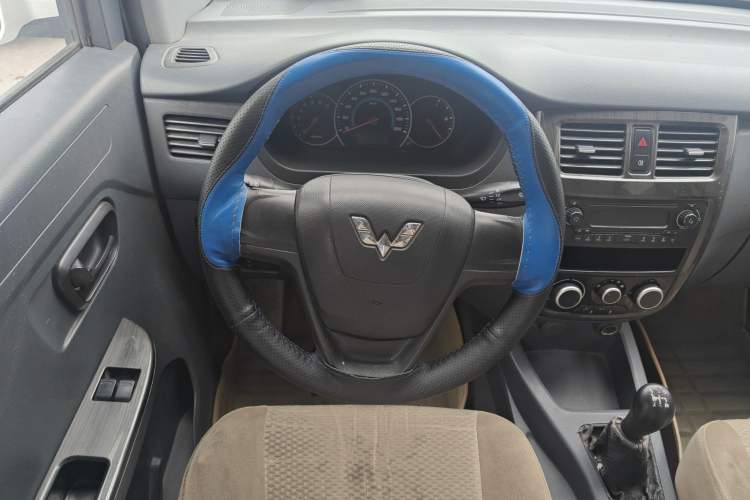 Used Wuling Rongguang V 2015 1.5L Base Version
