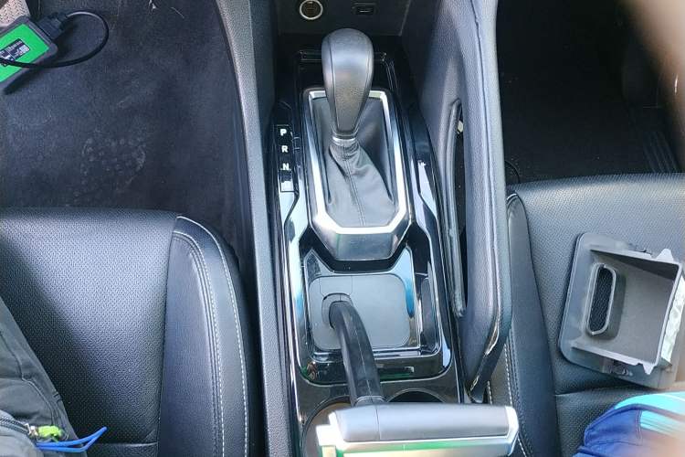 Used JMC Yusheng S350 2016 2.0T Automatic 4x4 Gasoline Luxury Version with Sunroof 7 Seats
