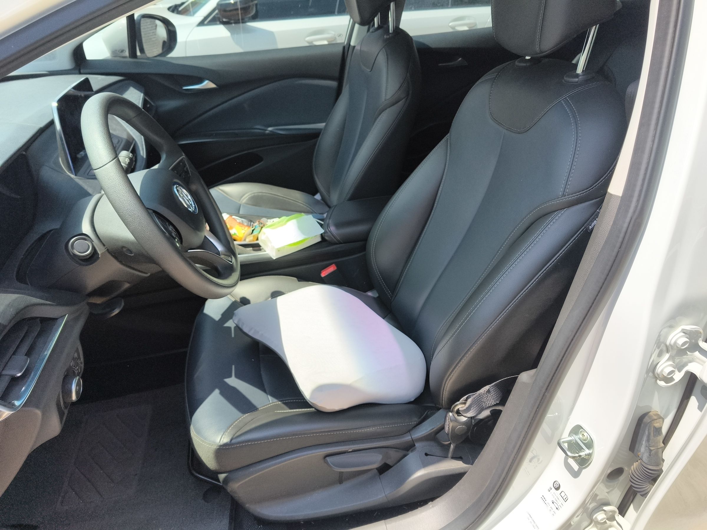 Переднее сиденье в автомобиле