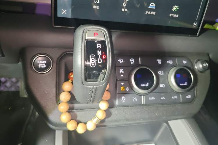 Used Land Rover Defender 2025 110 3.0T P400 – Dynamic HSE Gear Lever