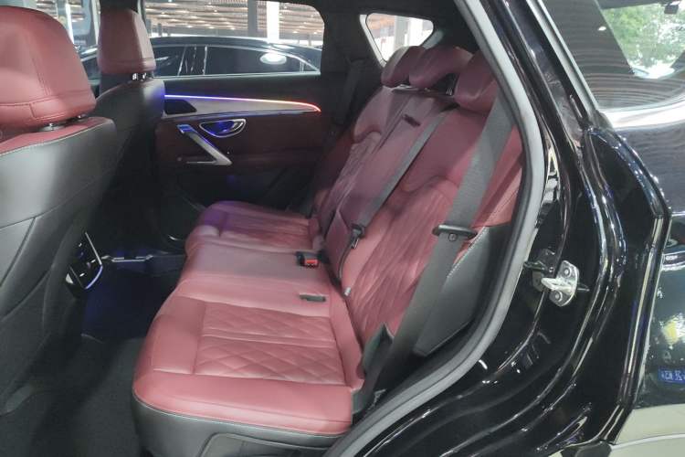 Used JETOUR X70 PLUS 2023 1.5T DCT Brave PLUS 7-Seater
