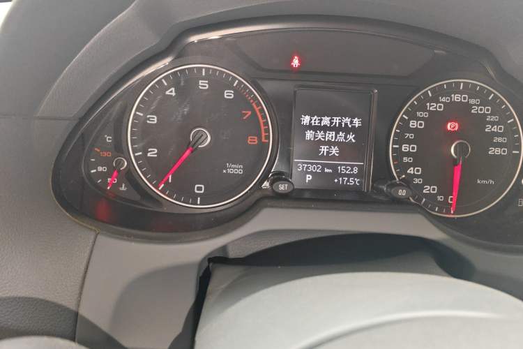 Used Audi Q5 2016 40 TFSI Trendy Edition Odometer Close Up