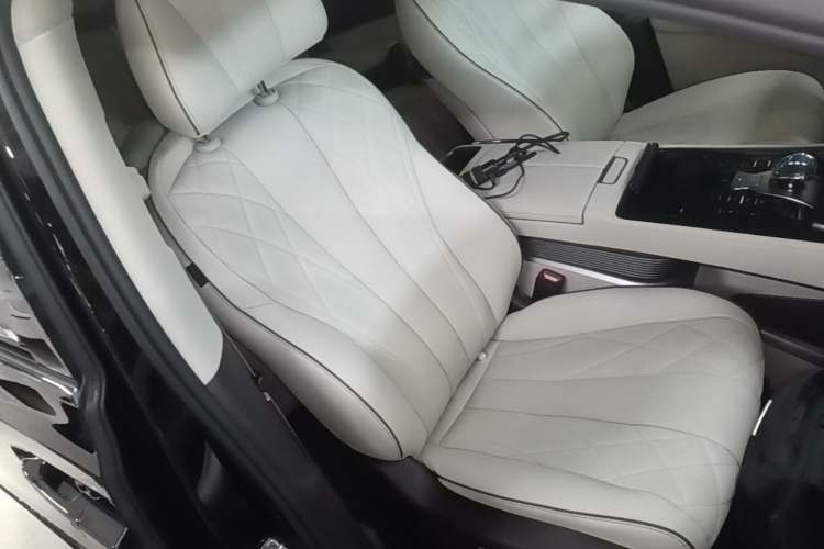 Used Denza D9 2024 DM-i 1050 Luxury Model
