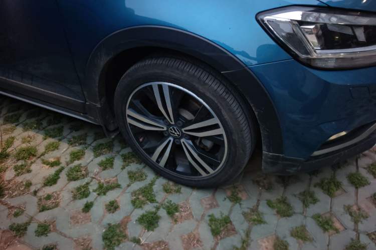 Used Volkswagen Touran 2021 Volkswagen Touran L 280TSI DSG Boundary Edition 7-Seater Right Front Wheel Hub