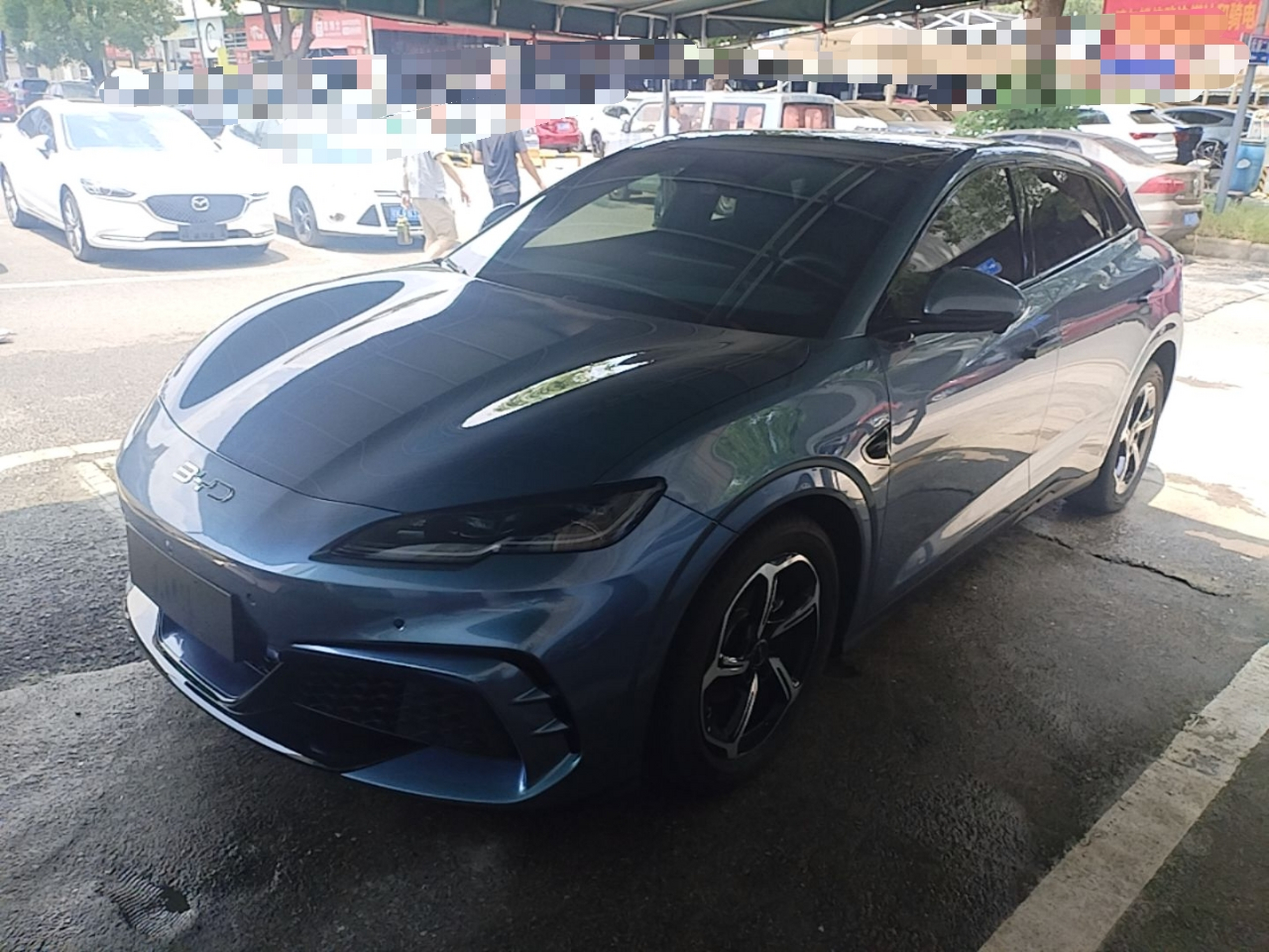 Под передней частью автомобиля