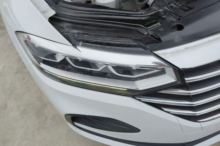 Used Volkswagen Lavida 2023 1.5L Automatic De Yi Edition Right Front Headlight