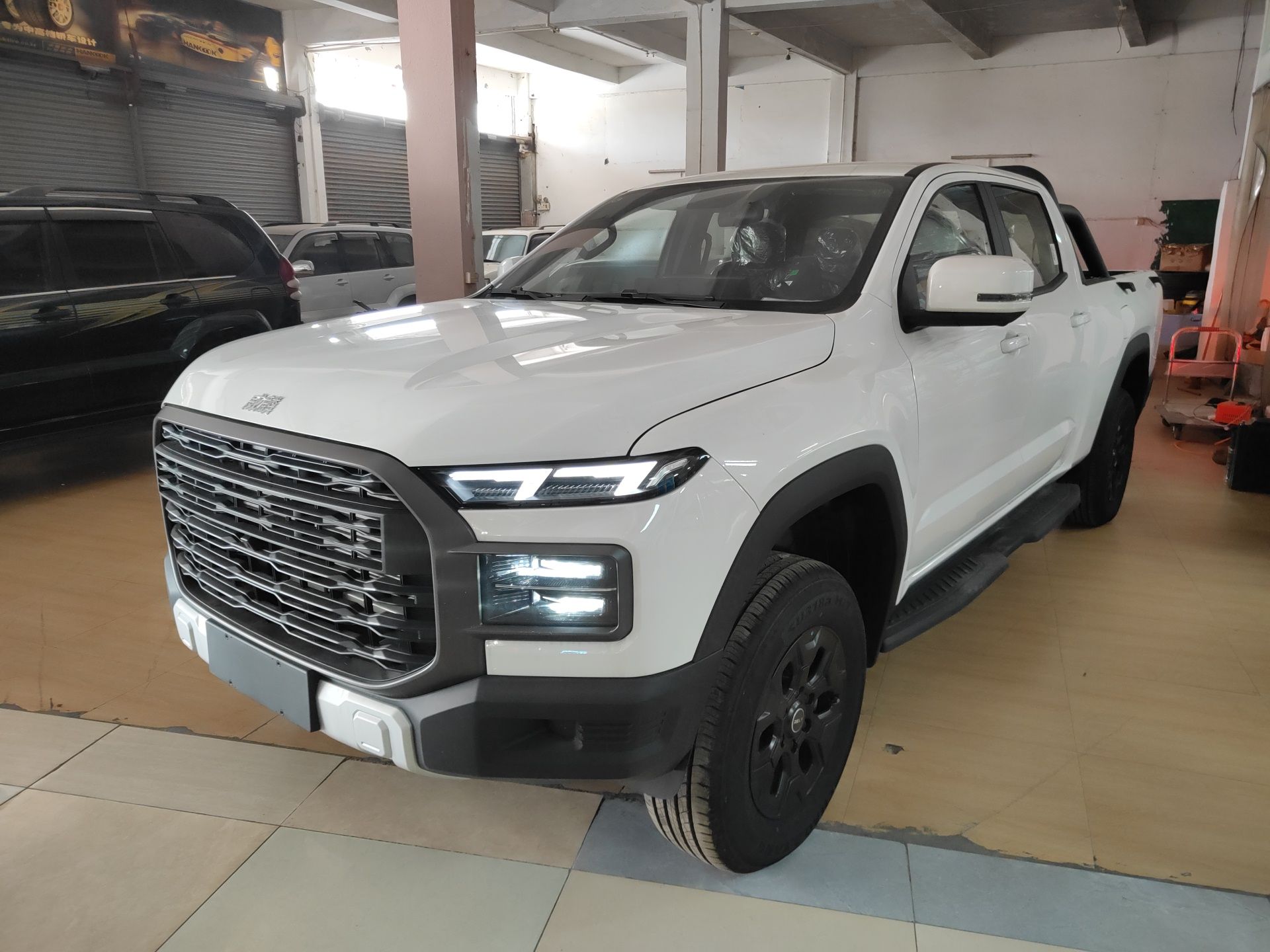 تحت مقدمة السيارة