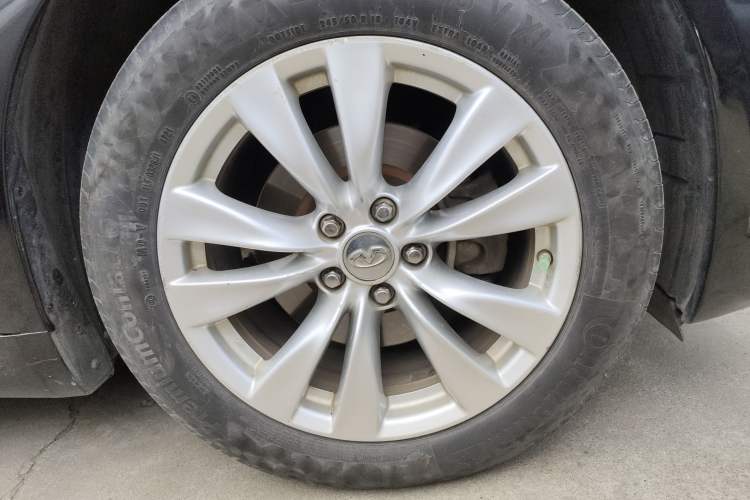 Used Infiniti M Series 2011 M37 model