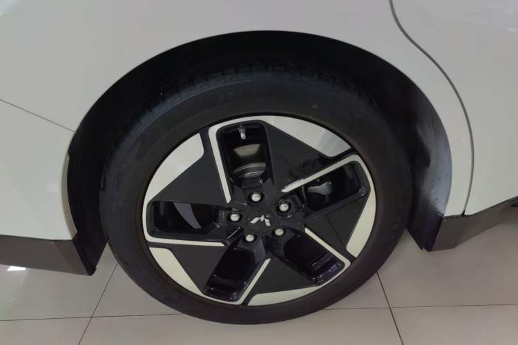 Used Wuling Xingguang 2024 Co-Creation Edition 510 Advanced Model Right Rear Wheel Hub