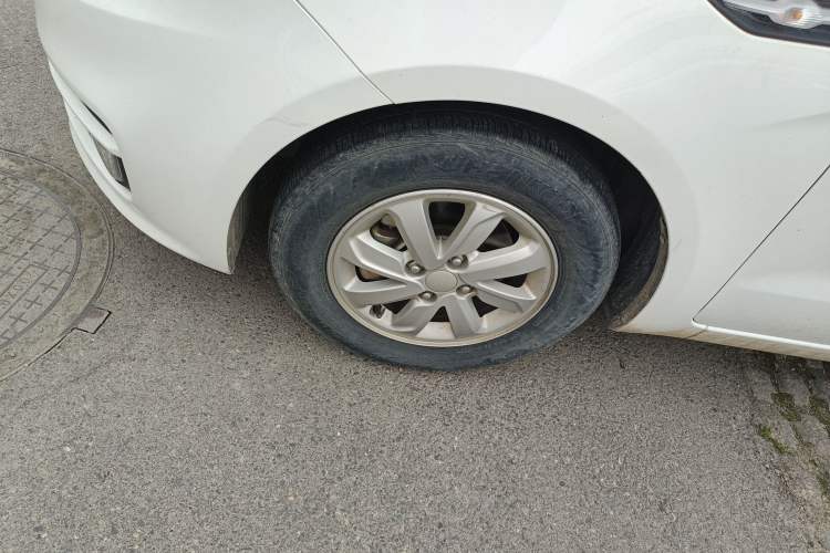 Used Kia K2 2015 Sedan 1.4L MT GLS Left Front Wheel Hub