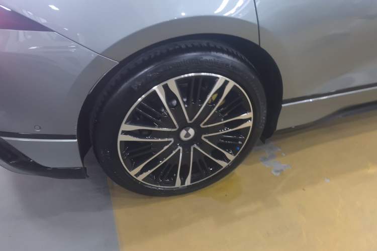 Used Denza Z9GT 2024 1100 Four-Wheel Drive Ultra Version Right Rear Wheel Hub