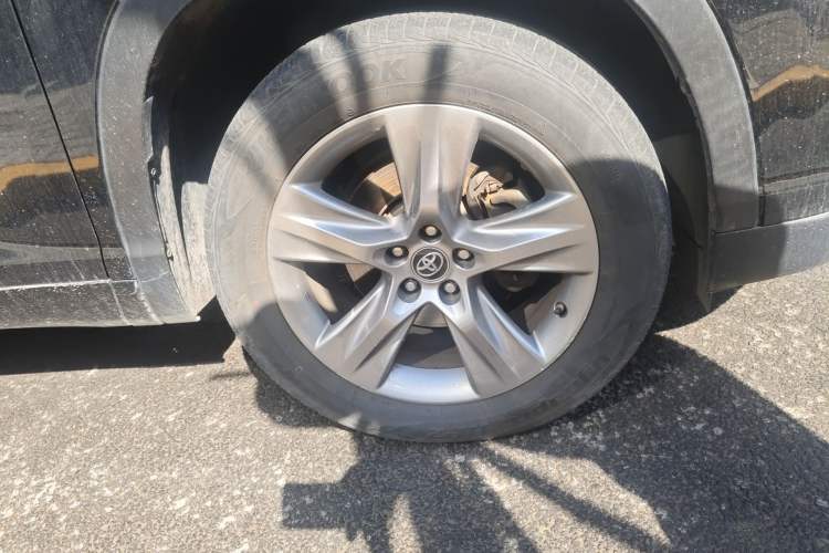 Used Toyota Highlander 2017 2.0T Four-Wheel Drive Ultimate Edition 7 Seats Right Front Wheel Hub