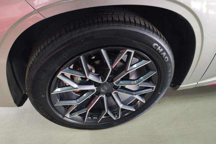 Used CHANGAN OSHAN Z6 2023 Blue Whale 2.0T Automatic Zhiyuan Model Exterior 4