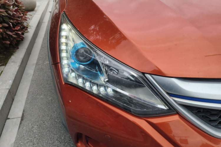 Used BYD Song New Energy 2017 Song DM 1.5TID All-Wheel Drive Luxury Model Right Front Headlight