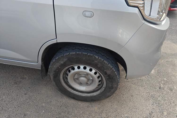 Used Wuling Rongguang New Truck 2023 1.5L Double-Cab Extended-Size Standard Version LAR Right Front Wheel Hub