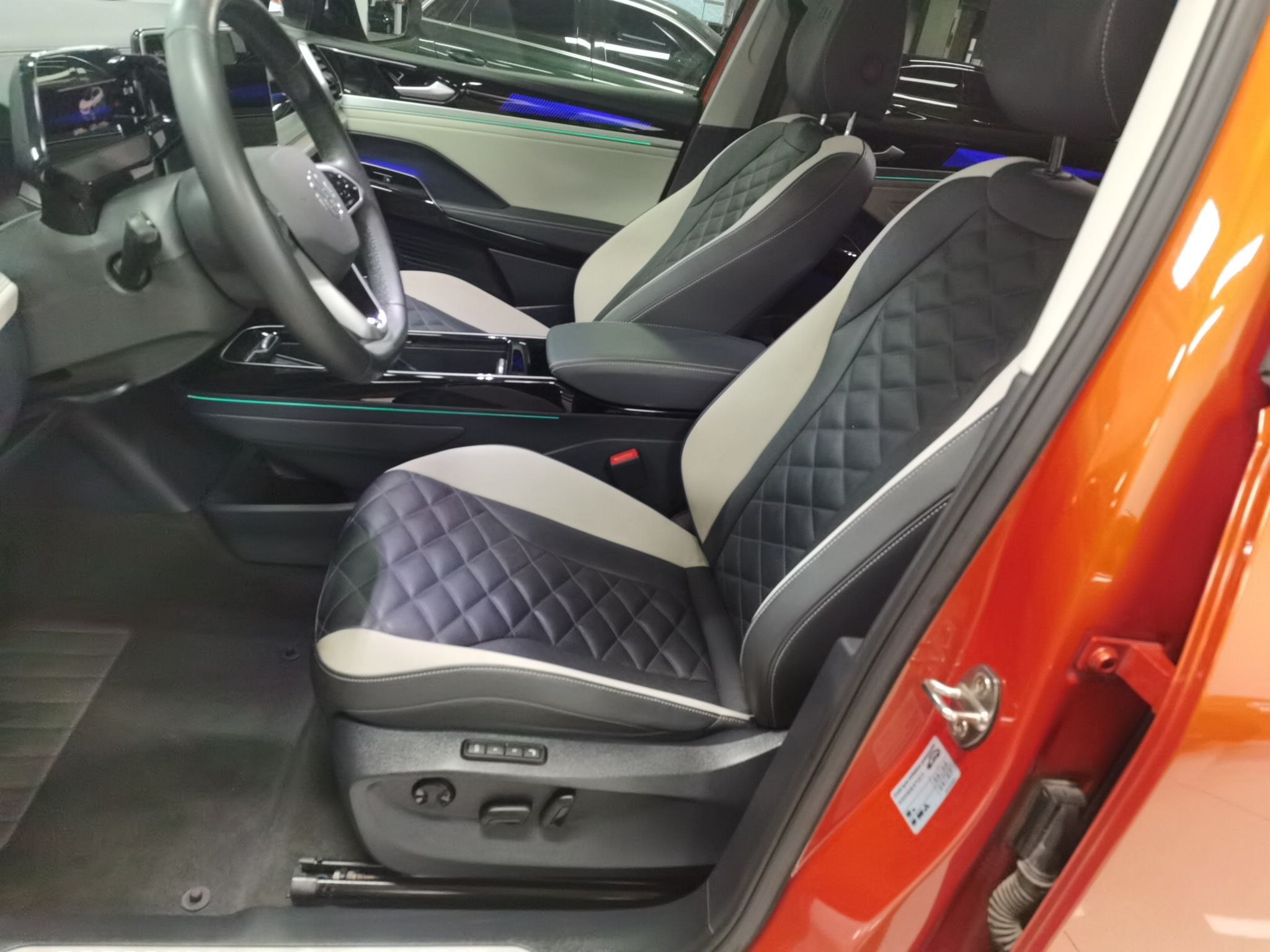 Переднее сиденье в автомобиле