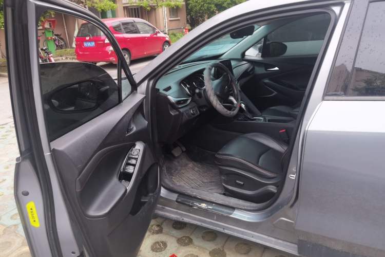 Used Chevrolet Orlando 2018 Redline 530T Automatic Zhaoxiang Edition (5+2 Seating) – China V Standard Driver Seat