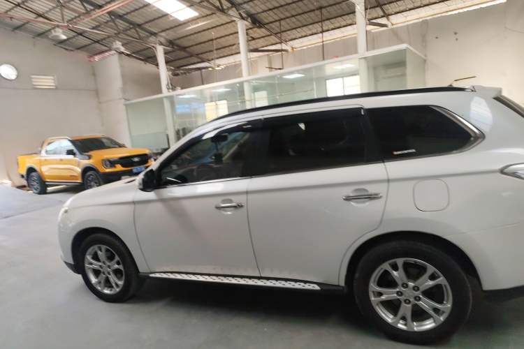 Used Mitsubishi Outlander 2013 2.4L 4x4 Luxury Navigation Edition 5 Seats