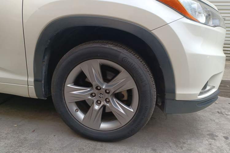 Used Toyota Highlander 2015 2.0T Four-Wheel Drive Luxury Edition 7-Seater Right Front Wheel Hub