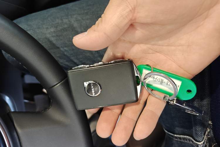 Used Volvo XC60 New Energy 2025 Plug-in Hybrid Long-Range All-Wheel Drive Smart Luxury Edition Vehicle Key