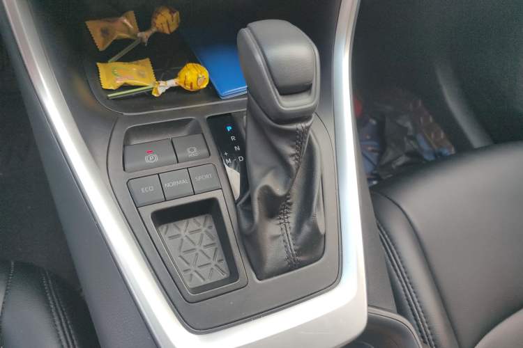 Used Toyota Wildlander 2022 Updated Version 2.0L CVT Two-Wheel Drive Leading Edition
