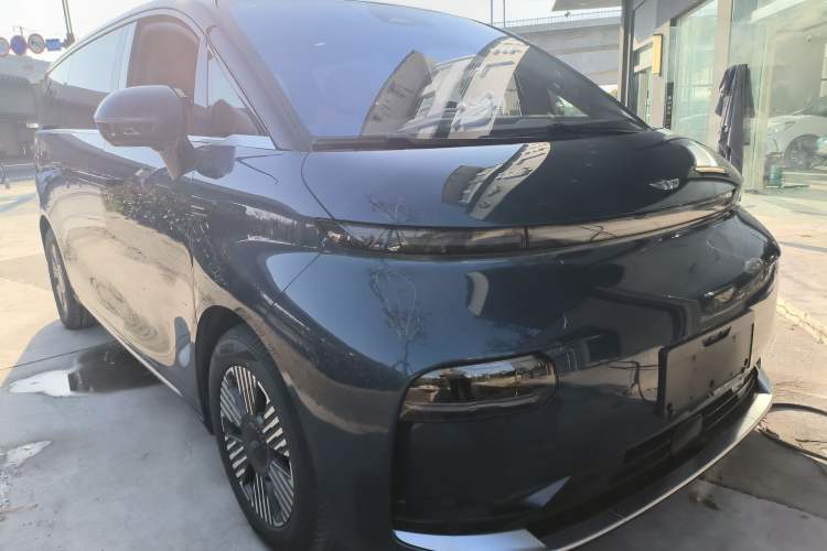 Used Geely Galaxy LEVC L380 2024 140-Degree 6-Seater All-Wheel-Drive Ultra