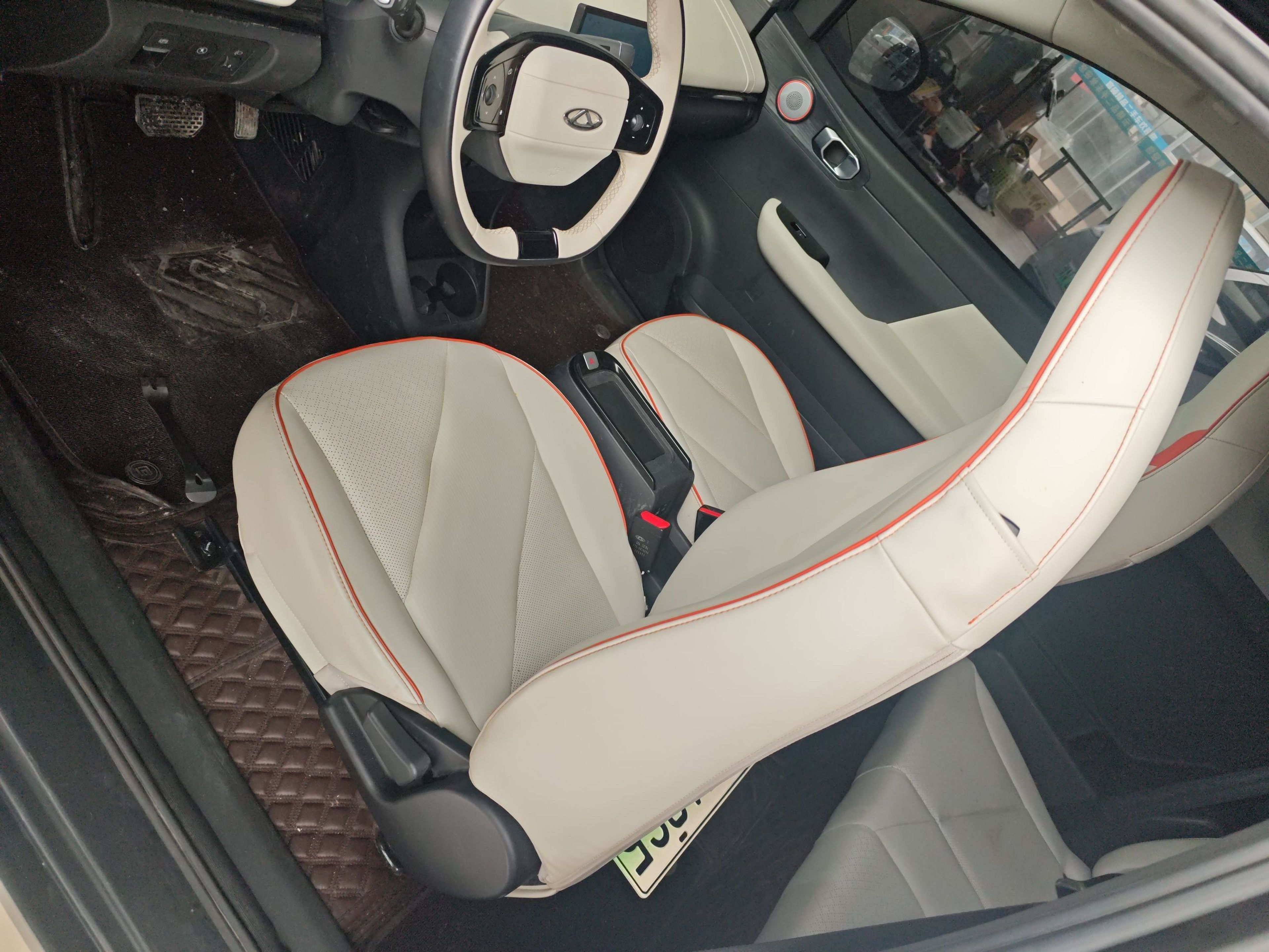 المقاعد الأمامية داخل السيارة