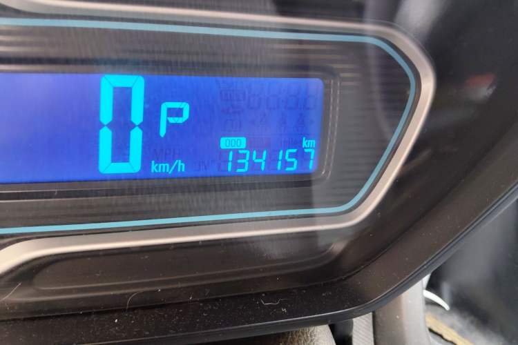 Used Chevrolet Aveo Sonic 2014 Sedan 1.4SL AT Fashion Edition Odometer Close Up