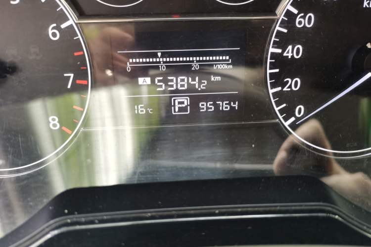 Used Nissan Tiida 2013 1.6L CVT Cool Cafe Edition
