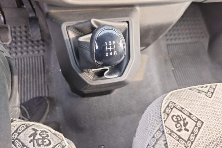 Used JMC Transit 2019 2.8T Commercial Version Short Wheelbase Mid-Roof 3-Seater China VI Standard JX493
