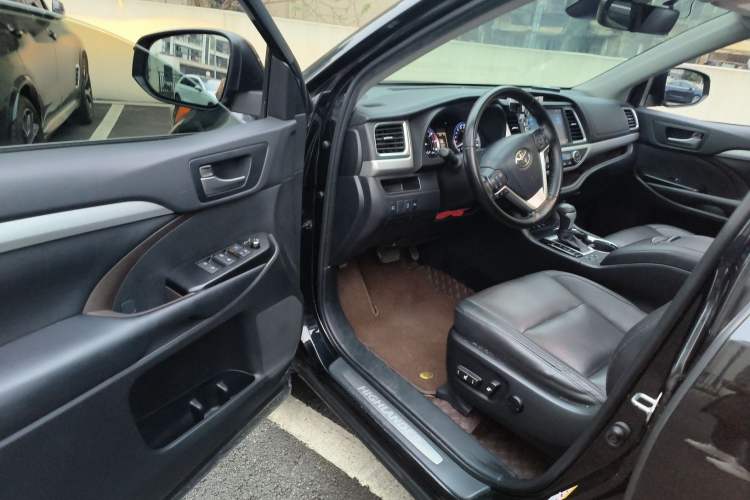 Used Toyota Highlander 2018 2.0T Four-Wheel Drive Luxury Version 7 Seats China VI Standard Driver Seat