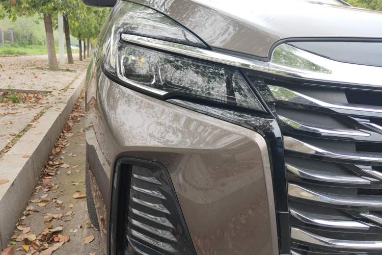 Used Buick GL8 2023 Land Executive Class Comfort Model
