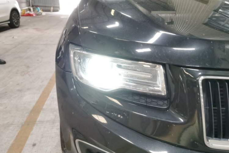 Used Jeep Grand Cherokee 2014 3.0TD Diesel Comfort Navigation Version Right Front Headlight