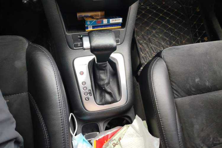 Used Volkswagen Tiguan 2010 2.0 TSI Automatic All-Wheel Drive Flagship Navigation Edition Gear Lever