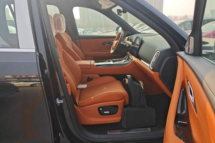 Used Geely Galaxy M9 2025 Model 230km Two-Wheel-Drive Smart Navigation Edition Right Front Seat