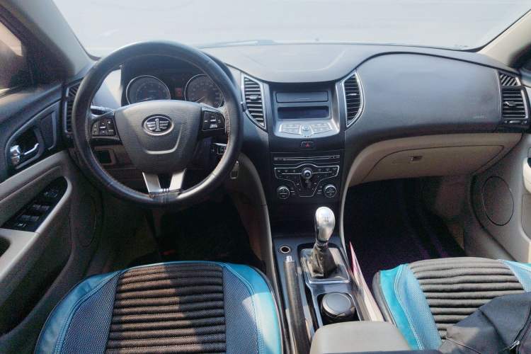 Used Bestune B50 2013 1.6L manual luxury version Center Console