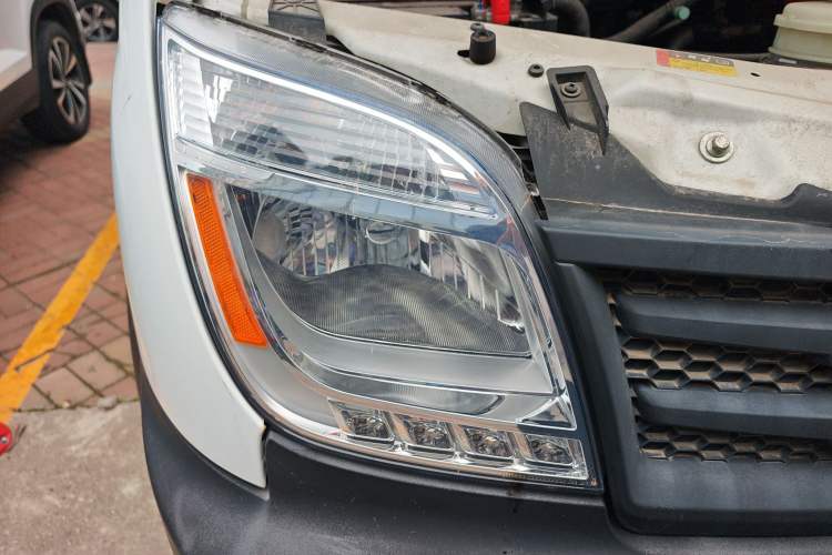 Used SAIC MAXUS Xintu V80 2019 2.5T Classic Edition 6-Speed Manual – Aoyuntong Modified Version Short Wheelbase Mid-Height Roof 5/6 Seats
