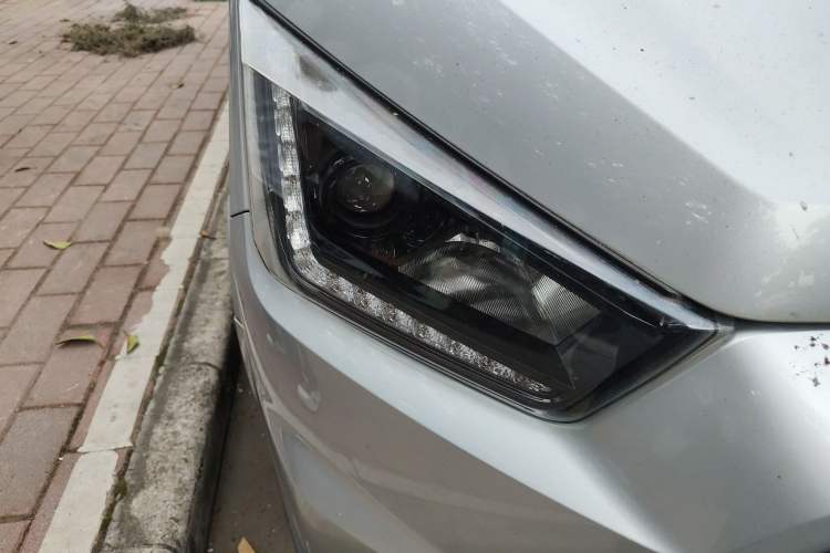 Used JMC Transit 2019 2.8T Commercial Version Short Wheelbase Mid-Roof 6-Seater China VI JX493 Right Front Headlight