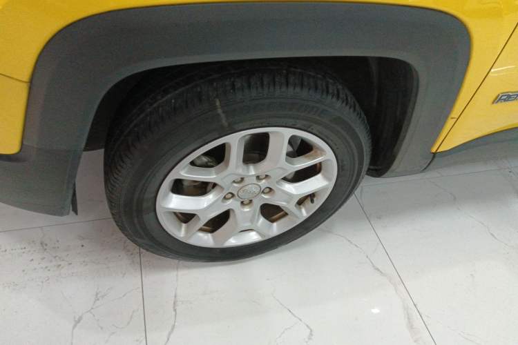 Used Jeep Renegade 2018 Connected Large Screen Version 180T Automatic High-Energy Edition Left Front Wheel Hub