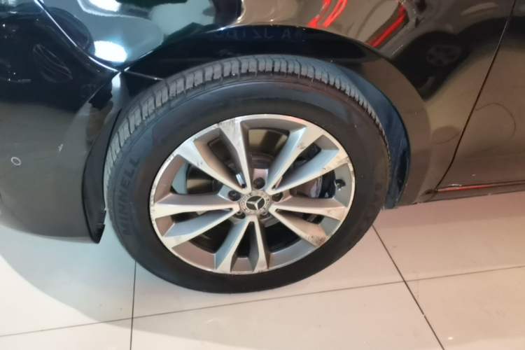 Used Mercedes-Benz V-Class 2021 V 260 Avantgarde Edition Left Front Wheel Hub