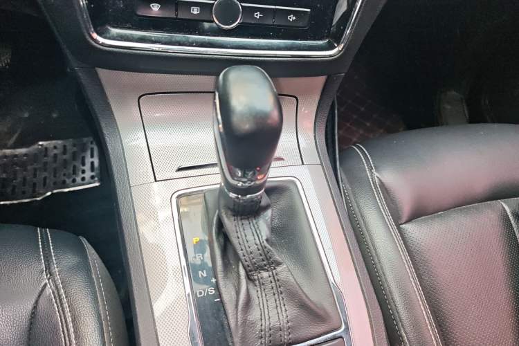 Used Roewe RX5 2018 20T Two-Wheel Drive Automatic Internet Smart Edition
