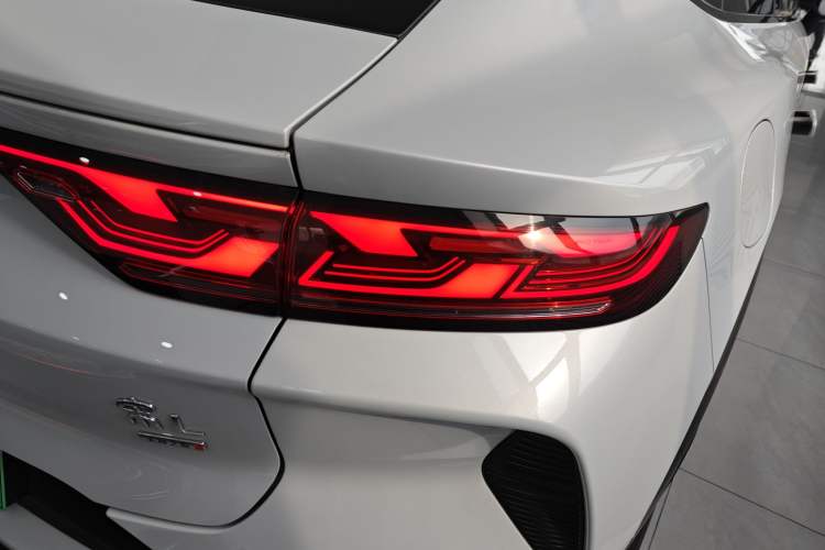 Used BYD Song L EV 2025 Intelligent Driving Version 662 km LiDAR Excellence Edition Right Rear Taillight