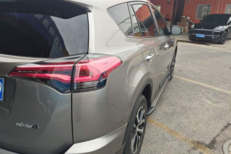 Used Toyota RAV4 2016 2.0L CVT Two-Wheel Drive Fashion Edition China V Standard