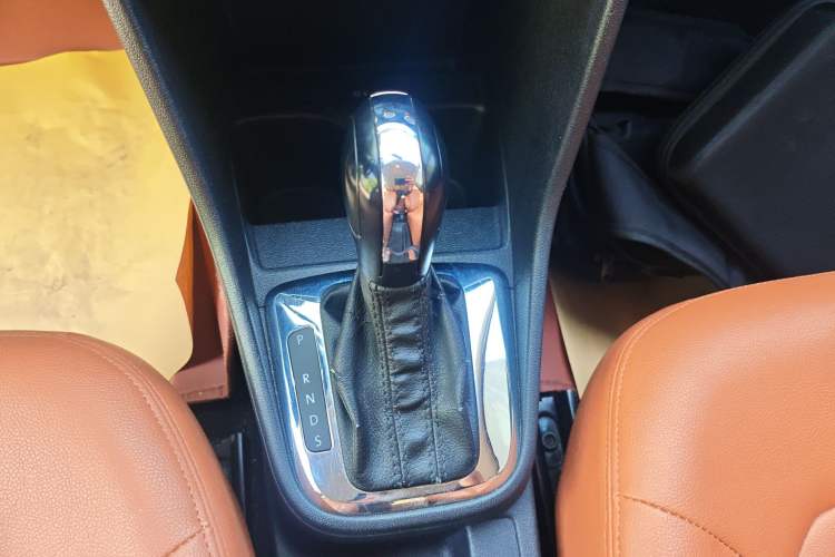 Used Volkswagen Jetta 2015 1.6L Automatic Fashion Model Gear Lever