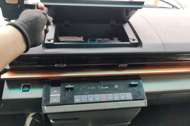 Used Farizon Super VAN 2025 Yucheng Action-Pak, Mid-Axle Mid-Roof 68kWh ZhiXin, 7-seater