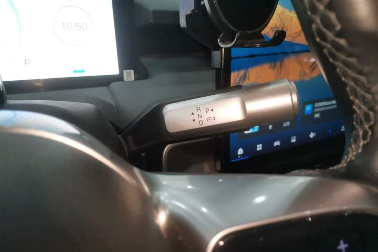 Used AION Y 2022 Plus 70 Tech Edition Gear Lever