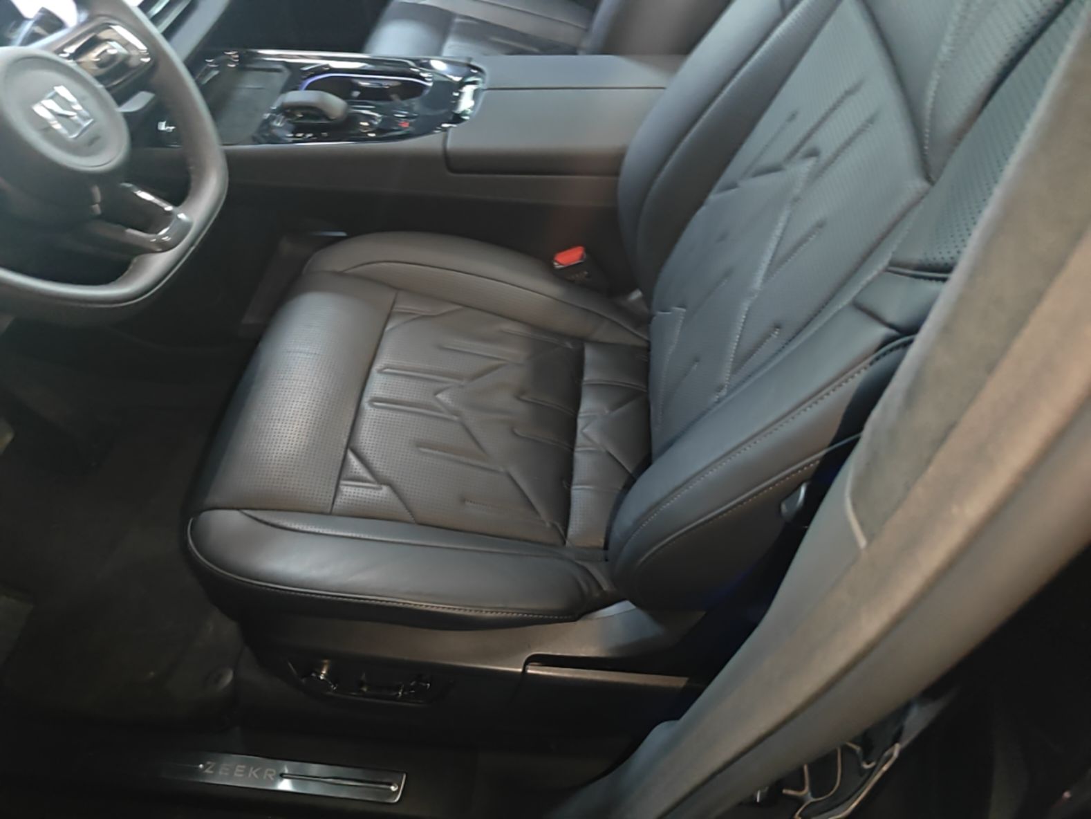 Zeekr 009 2024 7-Seater Aisle Version 108 kWh — снимка 17