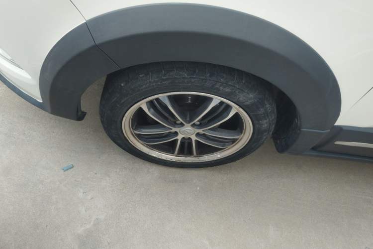 Used BAIC Weiwang M60 2017 1.5L Manual Silver Edition Left Front Wheel Hub