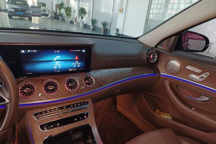 Used Mercedes-Benz E-Class New Energy 2022 Second Facelift E 350 e L Plug-in Hybrid Sports Sedan Audio And AC Panel